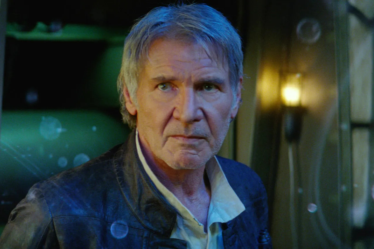 Han Solo está na Millennium Falcon em Star Wars: O Despertar da Força.