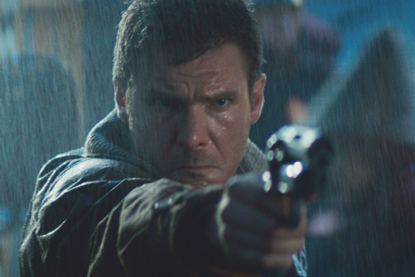 Harrison Ford aponta uma arma na chuva em Blade Runner.