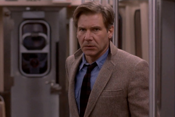 Harrison Ford está em um trem em O Fugitivo.
