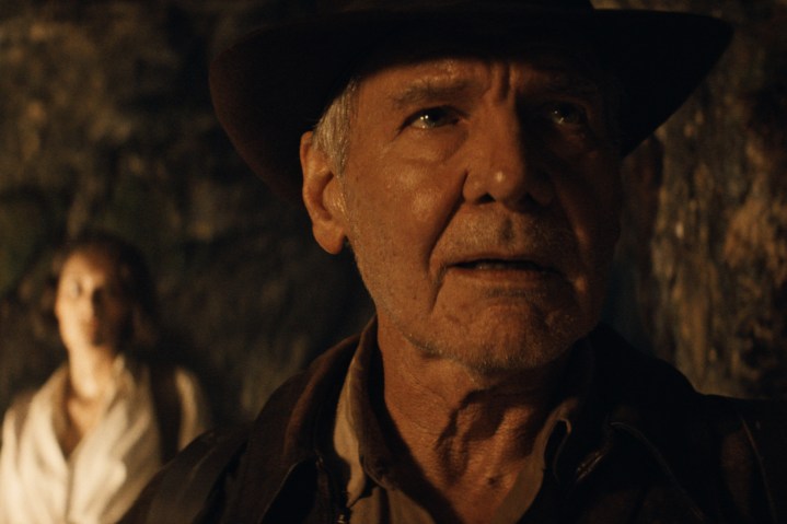 Helena e Indy se paran juntas en una cueva en Indiana Jones y el Dial of Destiny.