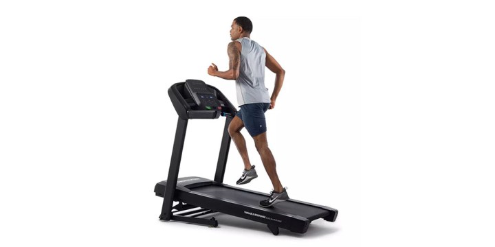 A esteira Horizon Fitness T101 GO Series em um fundo branco com alguém correndo nela.