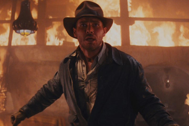 إنديانا جونز تقف في مبنى محترق في فيلم Raiders of the Lost Ark.