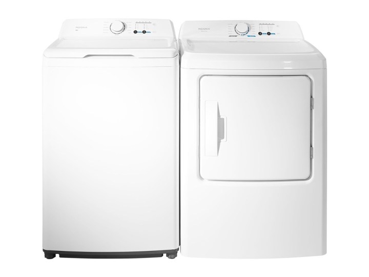 Комплект стиральной и сушильной машин Insignia на белом фоне.