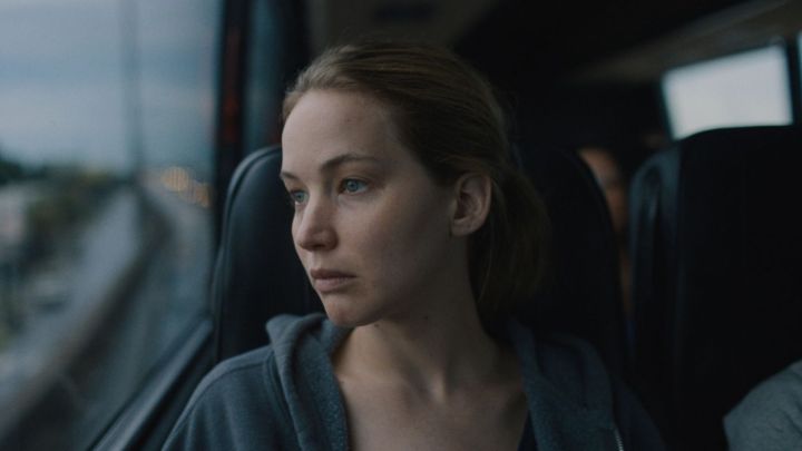 Jennifer Lawrence como Lynsey olhando pela janela de um ônibus em Causeway.