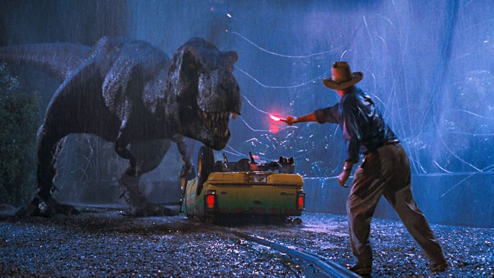 El Dr. Grant distrae al T-Rex en Jurassic Park.