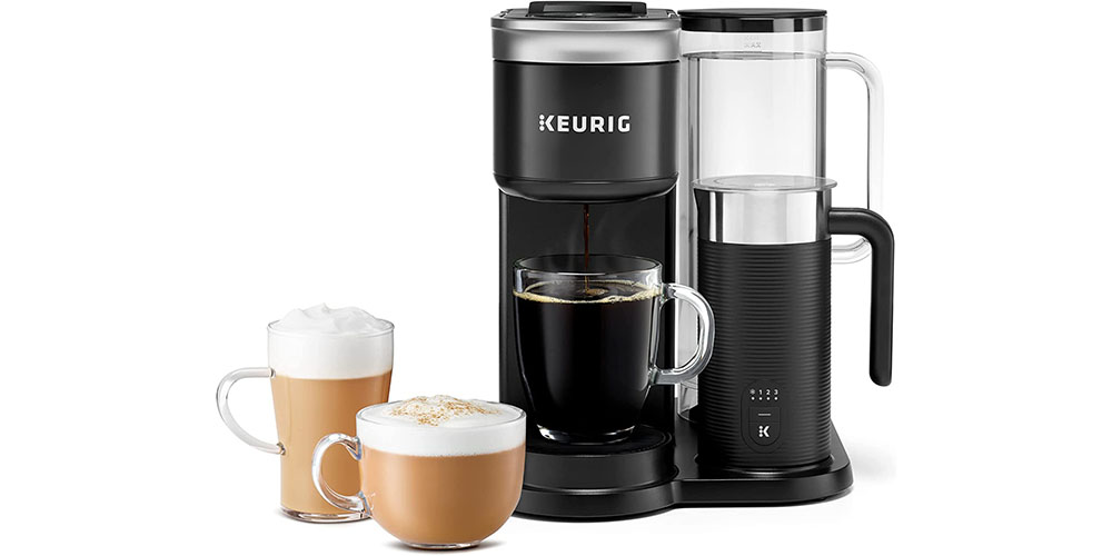 O Keurig K-Cafe Smart Single Serve K-Cup Pod Coffee, Latte e Cappuccino Maker em um fundo branco.