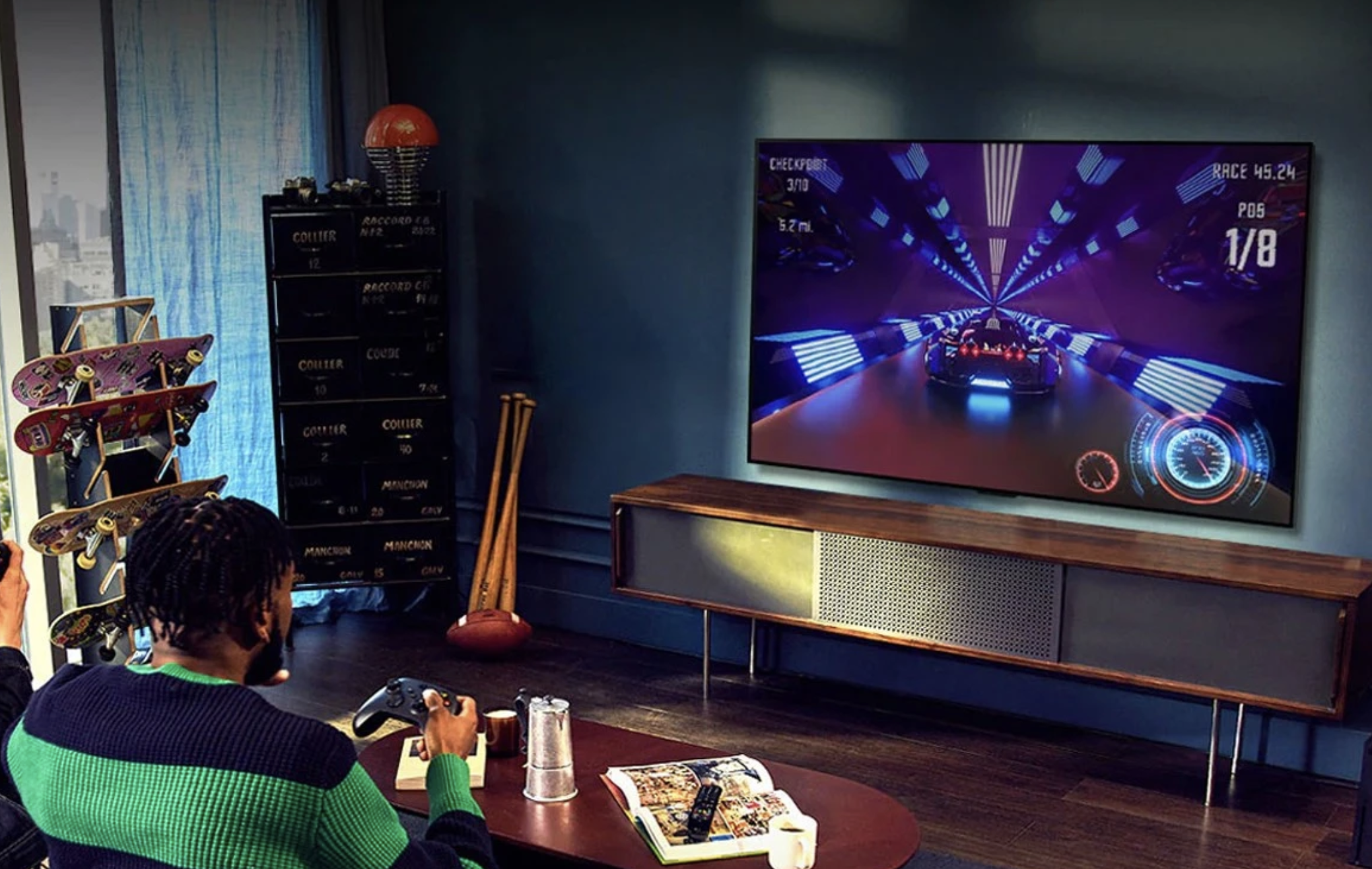 LG B2 4K OLED स्मार्ट टीवी पर वीडियो गेम खेलना।