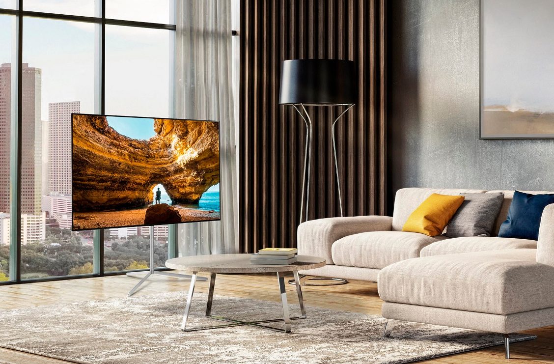 लिविंग रूम में LG B3 सीरीज OLED 4K टीवी।