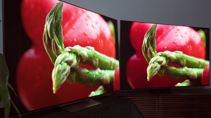 Comparação lado a lado de um tomate vibrante no LG G3 vs. Samsung S95C.