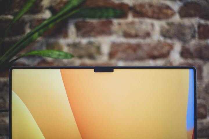 لپ تاپ مک بوک اپل با پس زمینه macOS Ventura و بریدگی قابل مشاهده در بالای نمایشگر.