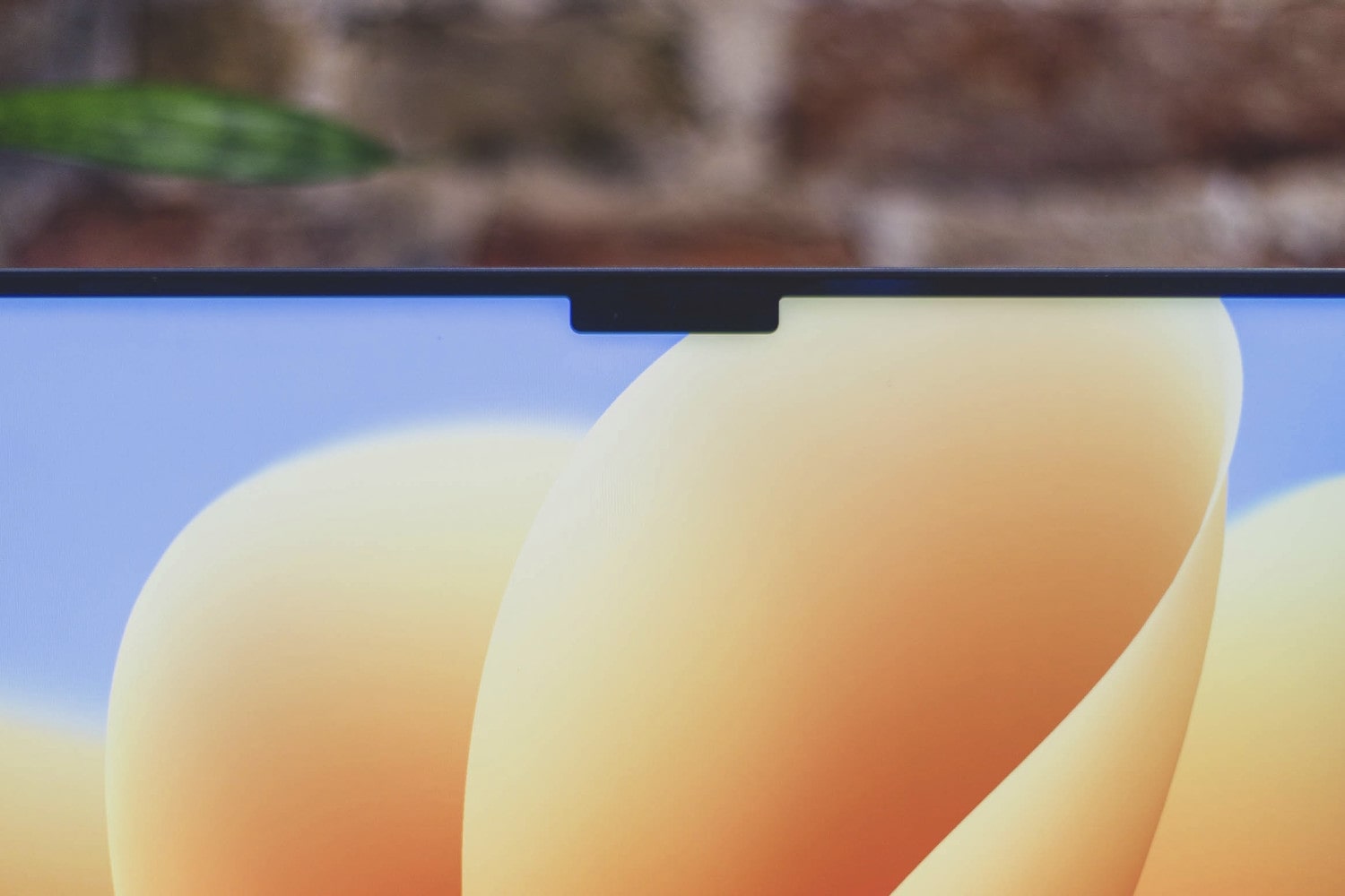 Una computadora portátil Apple MacBook con el fondo de pantalla de macOS Ventura y la muesca que se ve en la parte superior de la pantalla.