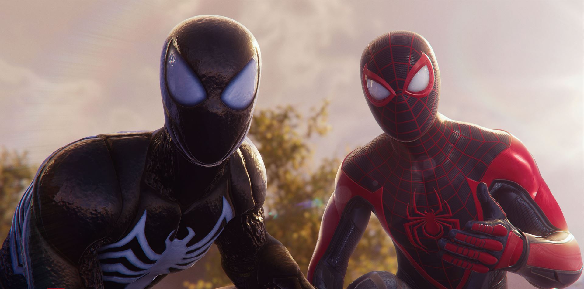 Peter e Miles empoleirados um ao lado do outro em Marvel's Spider-Man 2.