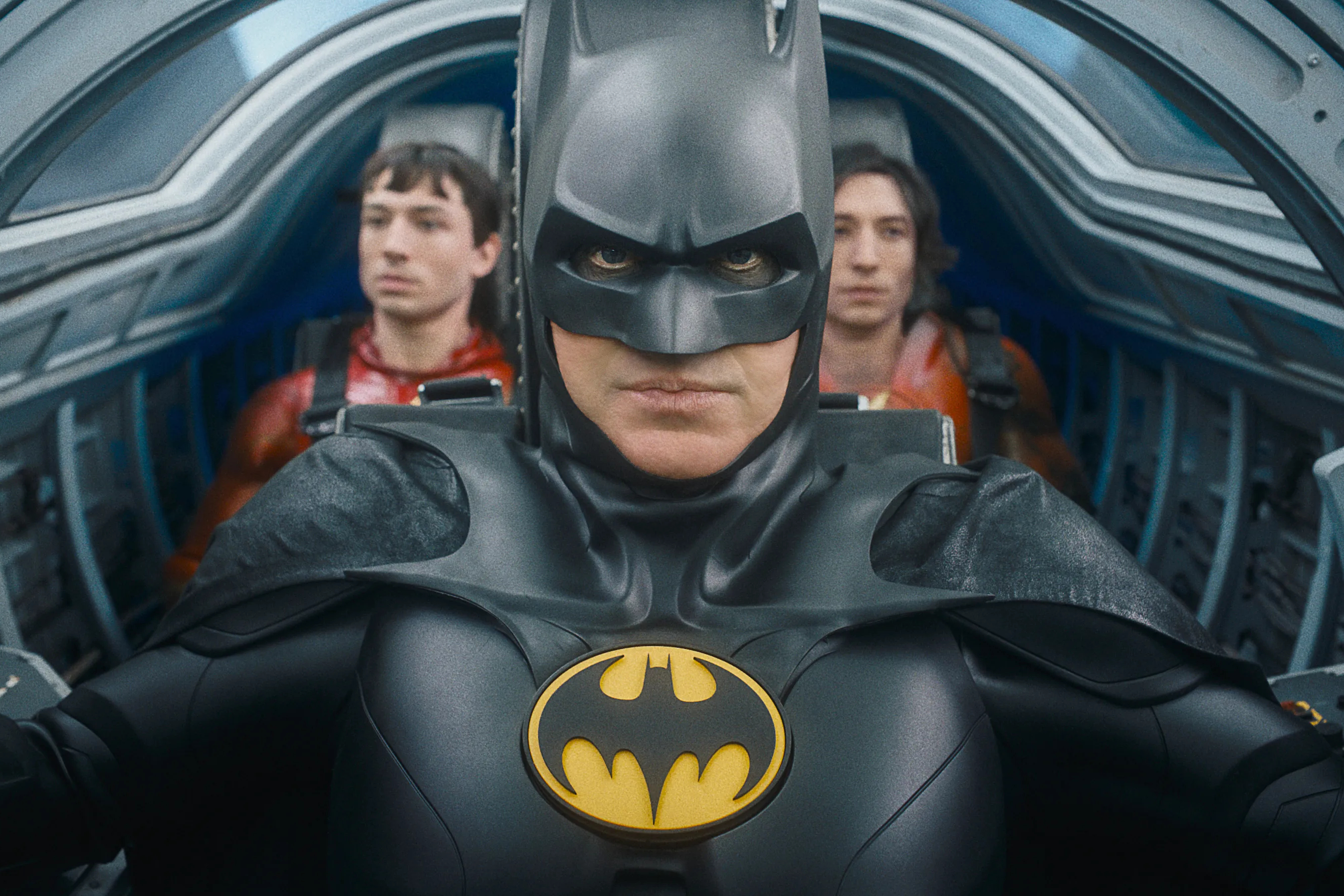 O Batman de Michael Keaton fica na frente de duas versões de Barry Allen em The Flash.
