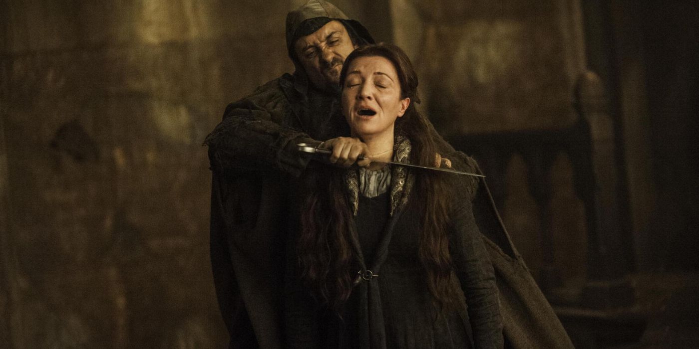 Um soldado Frey cortando a garganta de Catelyn Stark em Game of Thrones.