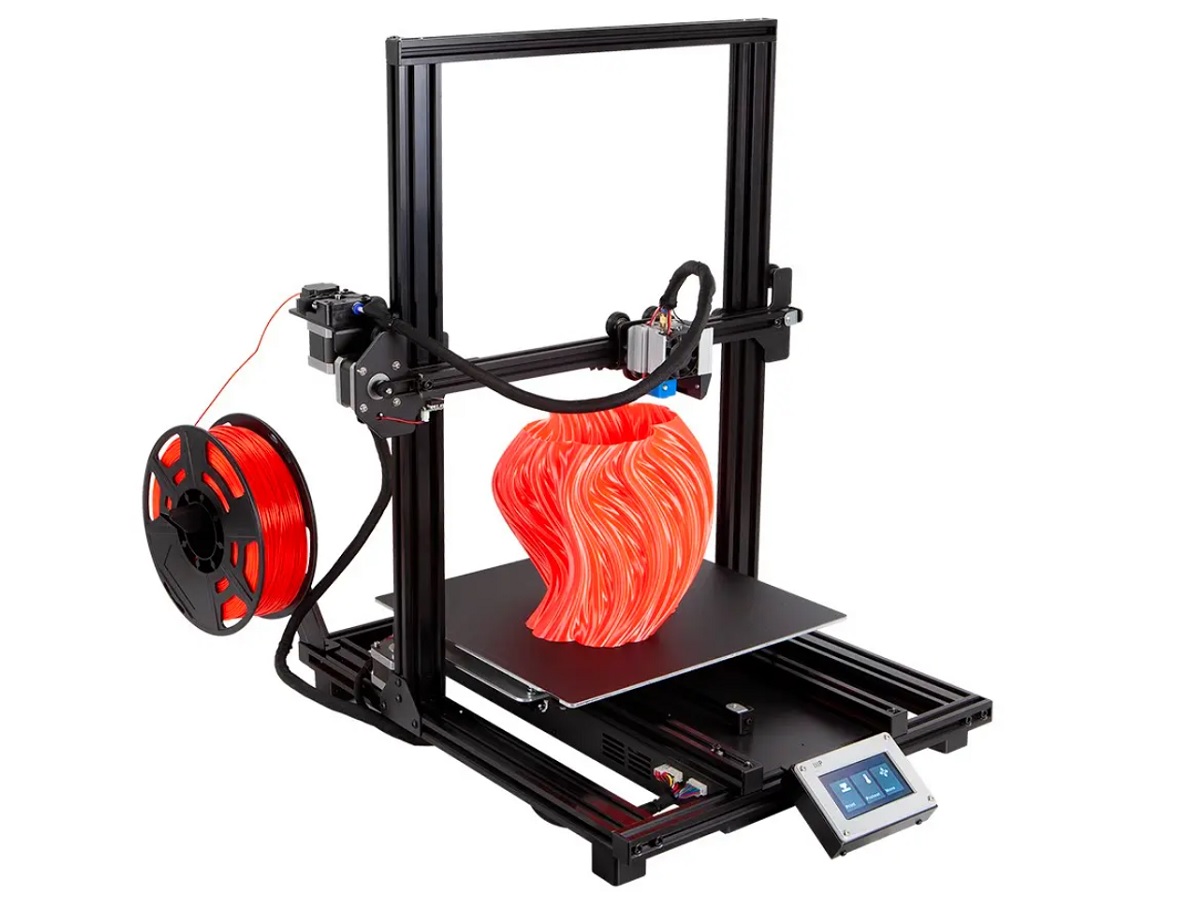 A impressora 3D Monoprice MP10 em um fundo branco, imprimindo um objeto laranja.