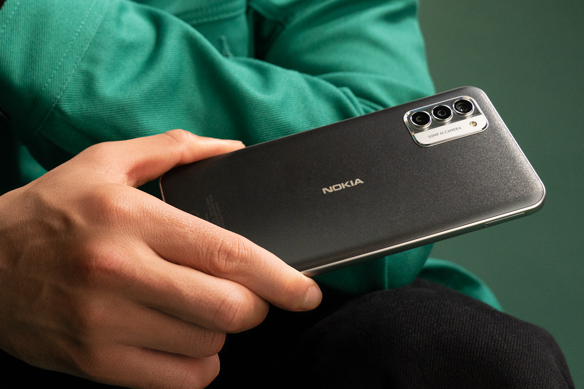 O Nokia G42 em cinza.