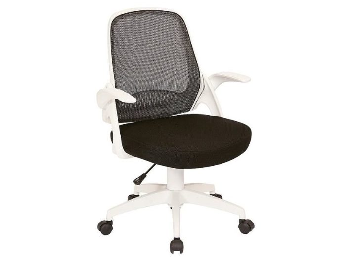 A cadeira de escritório OSP Home Furnishings - Jackson tem encosto em malha, assento acolchoado e braços ajustáveis.