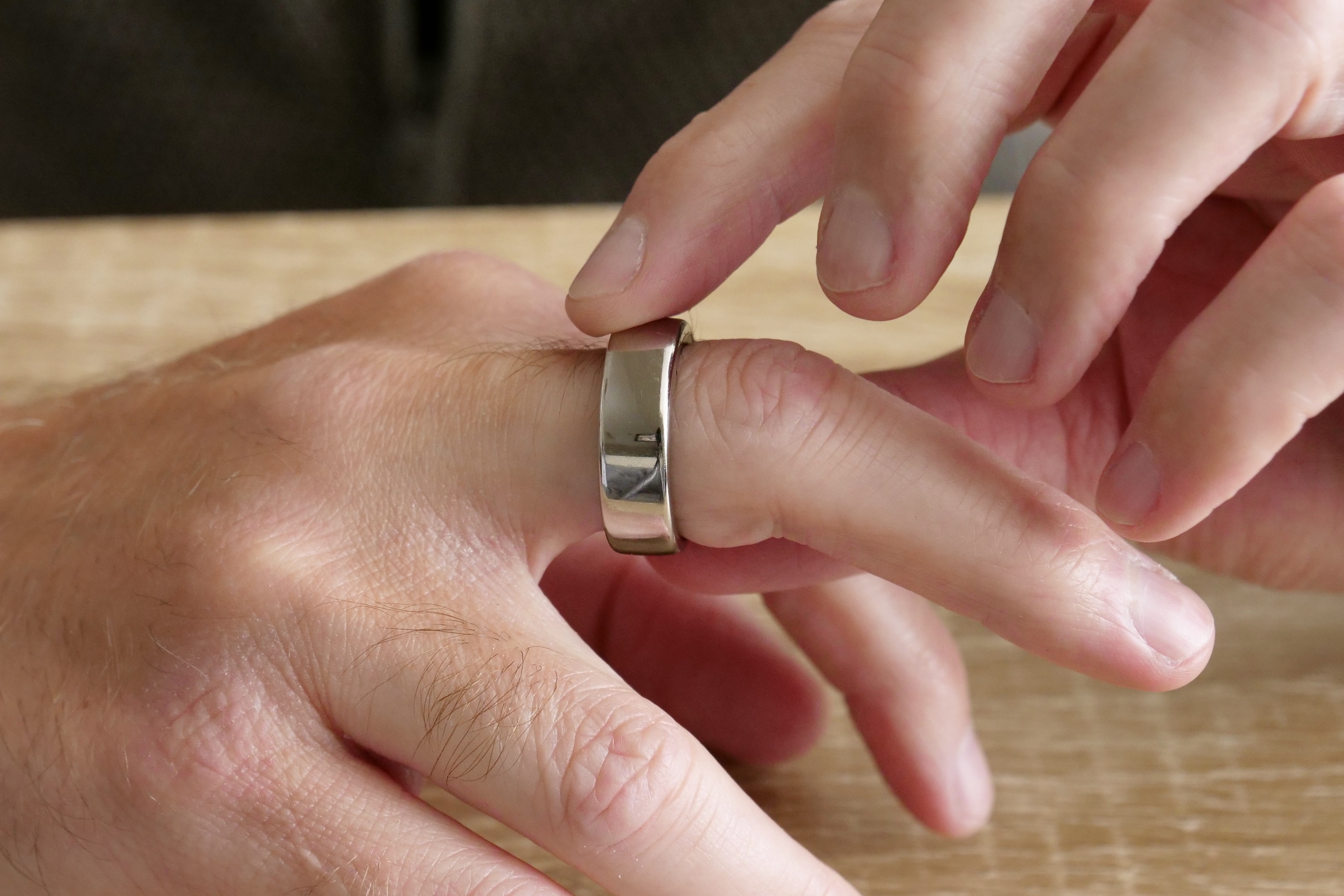 A person wearing the Oura Ring 3rd generation Horizon model.