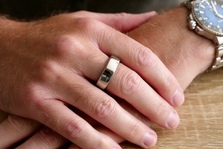 A person wearing the Oura Ring 3rd generation Horizon model.