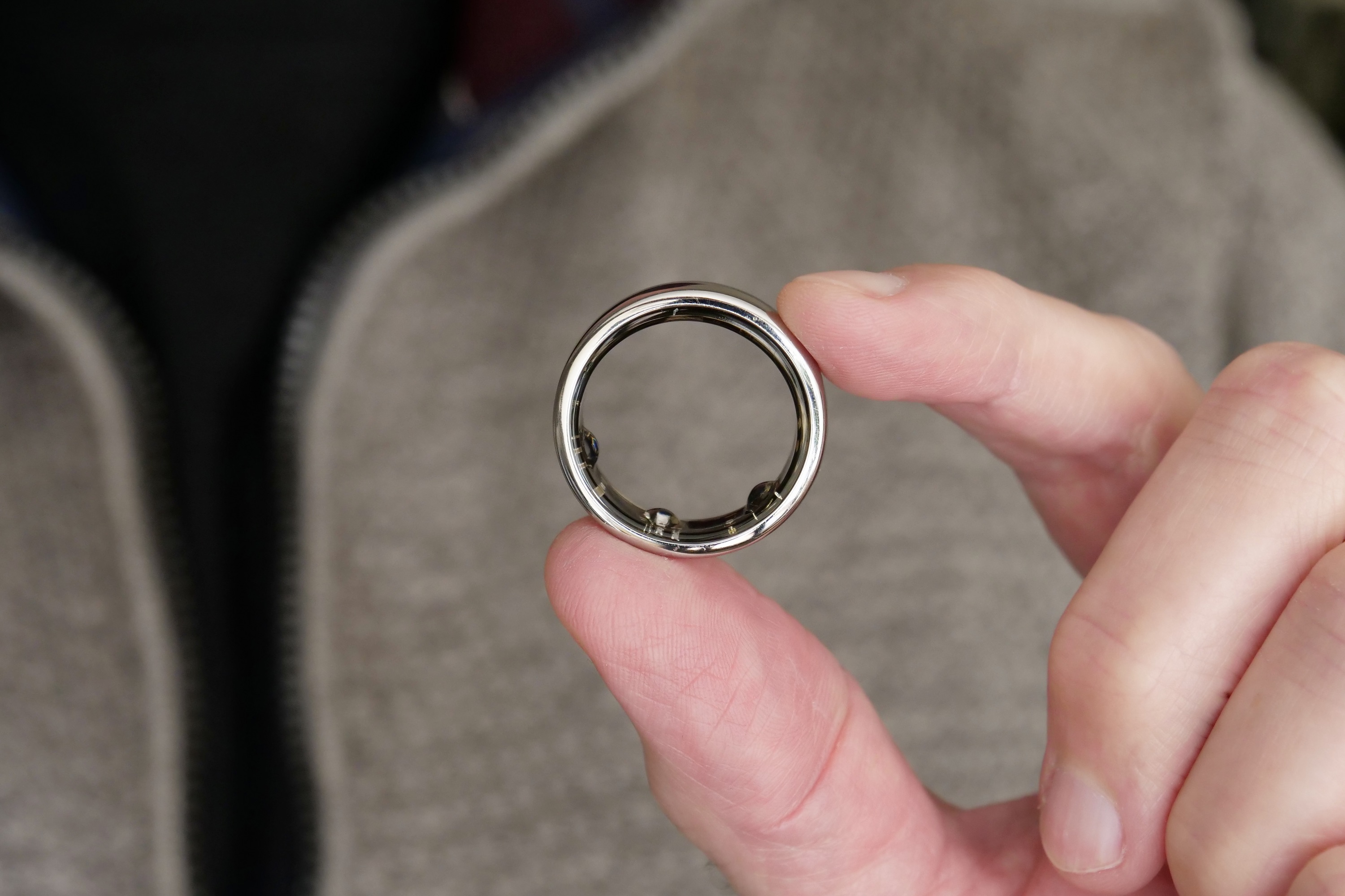 A person holding the Oura Ring 3rd generation Horizon model.