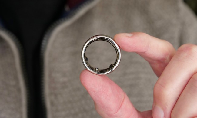 A person holding the Oura Ring 3rd generation Horizon model.