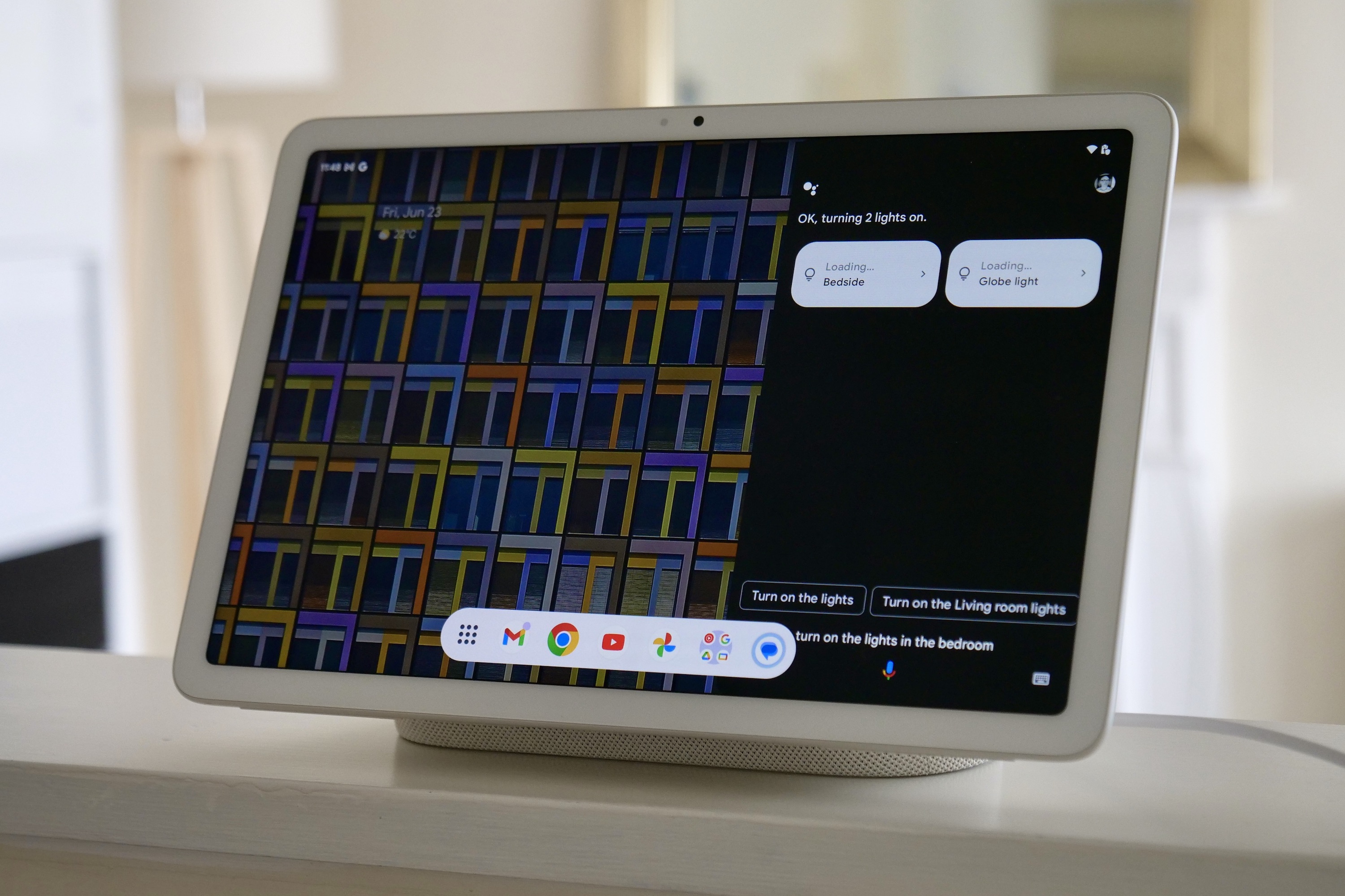 Google Pixel Tablet em branco, anexado ao dock.