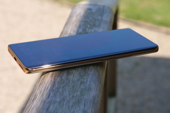 Le côté du Realme 11 Pro+, montrant les boutons.