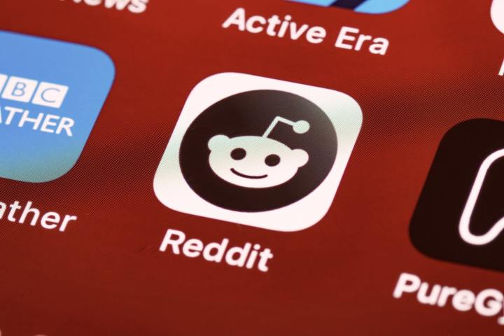 Значок приложения Reddit на главном экране iOS.