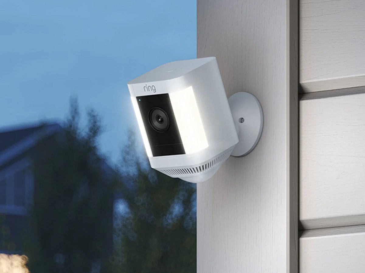 A câmera de segurança Ring Spotlight Cam Plus, instalada ao ar livre.