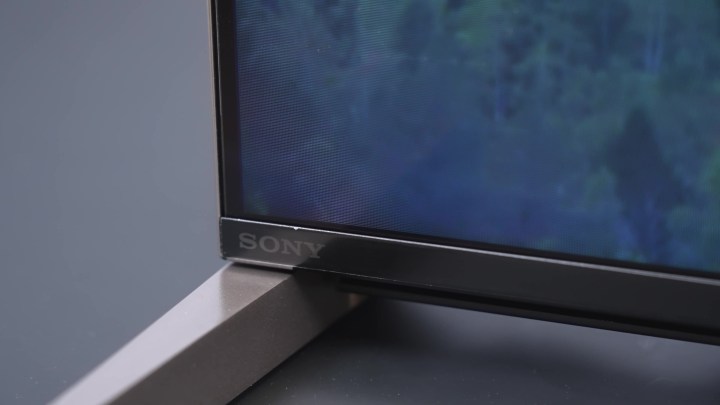 L'angolo inferiore e il supporto di un TV Mini-LED Sony Bravia X93L.