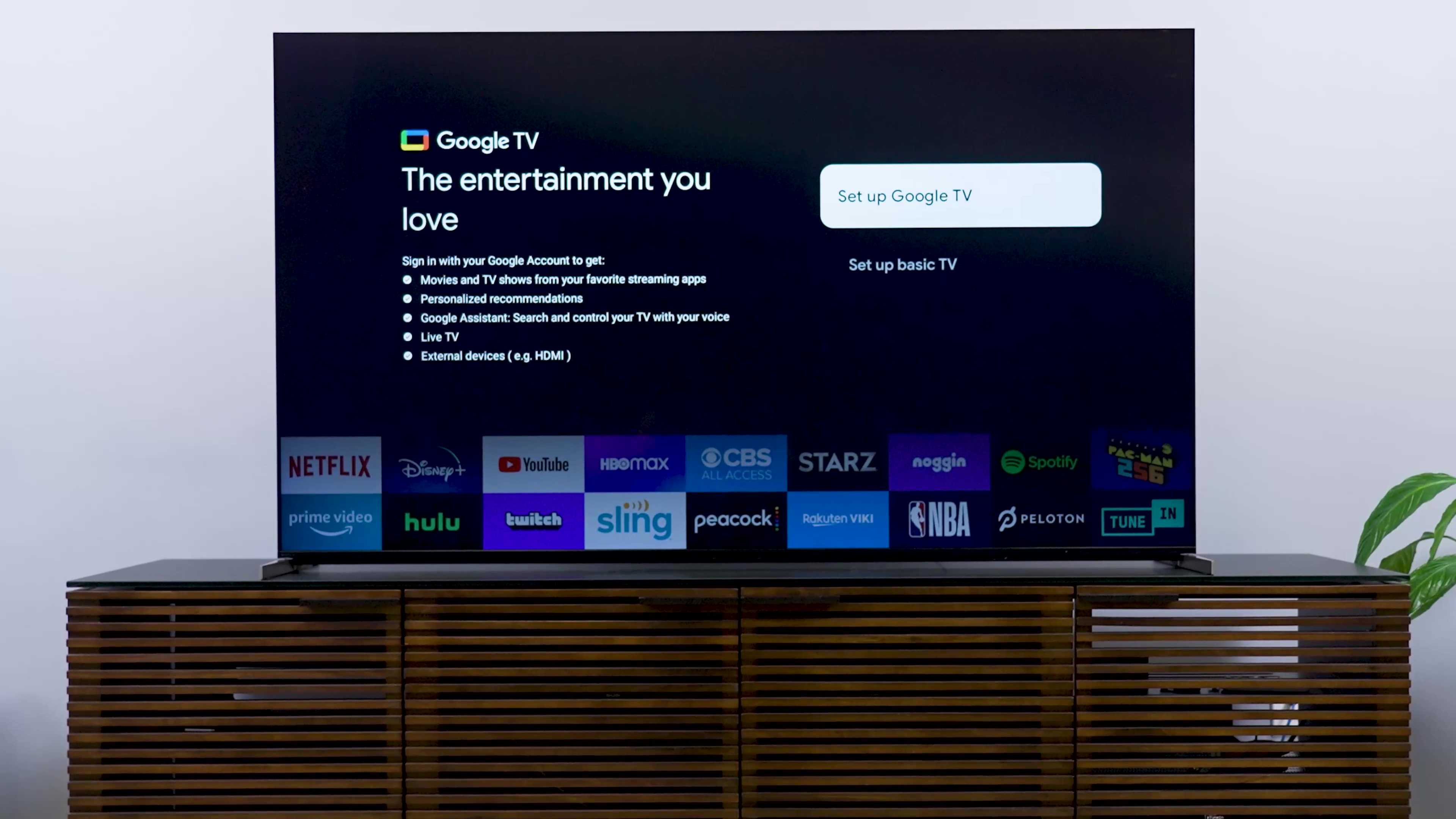 A interface do Google TV em uma TV Mini-LED Sony Bravia X93L.
