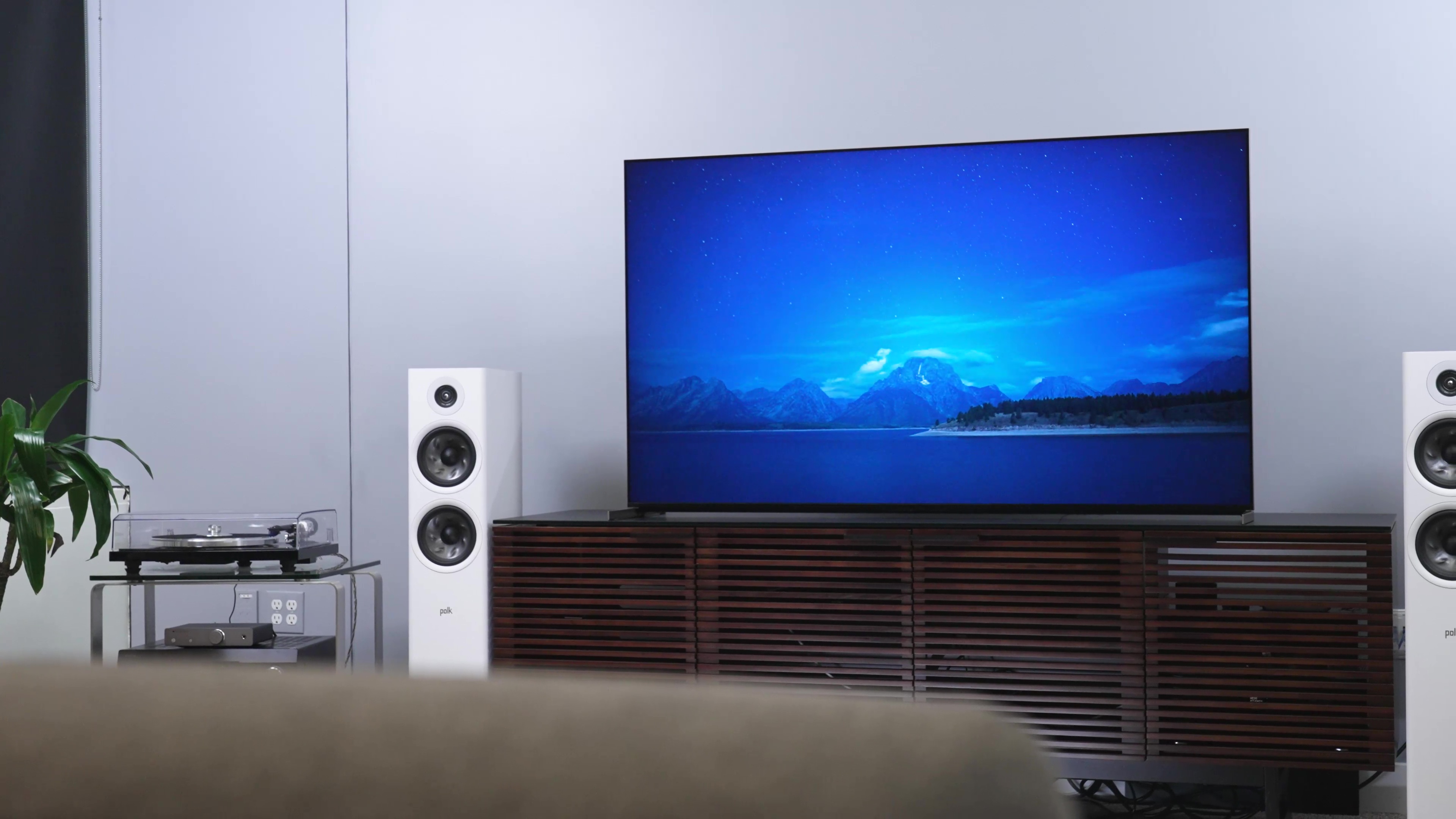 Uma imagem sombria da montanha na Mini TV LED Sony Bravia X93L em uma sala de mídia. 