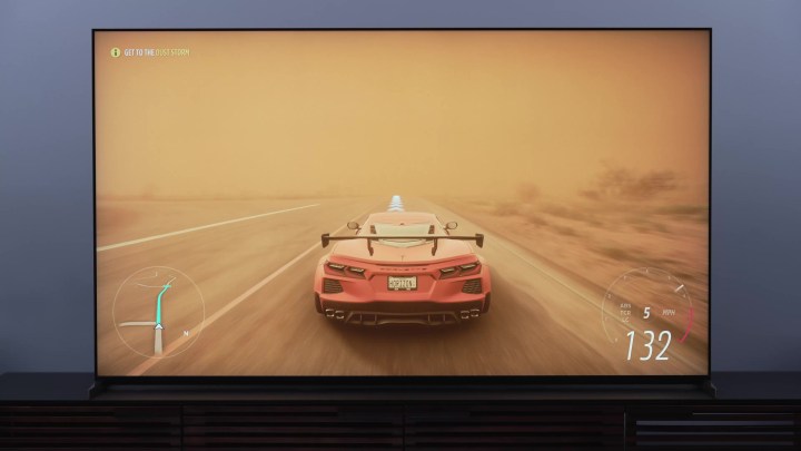Un'auto sportiva rossa su una strada deserta avvolta dalla polvere sul mini TV LED Sony Bravia X93L.