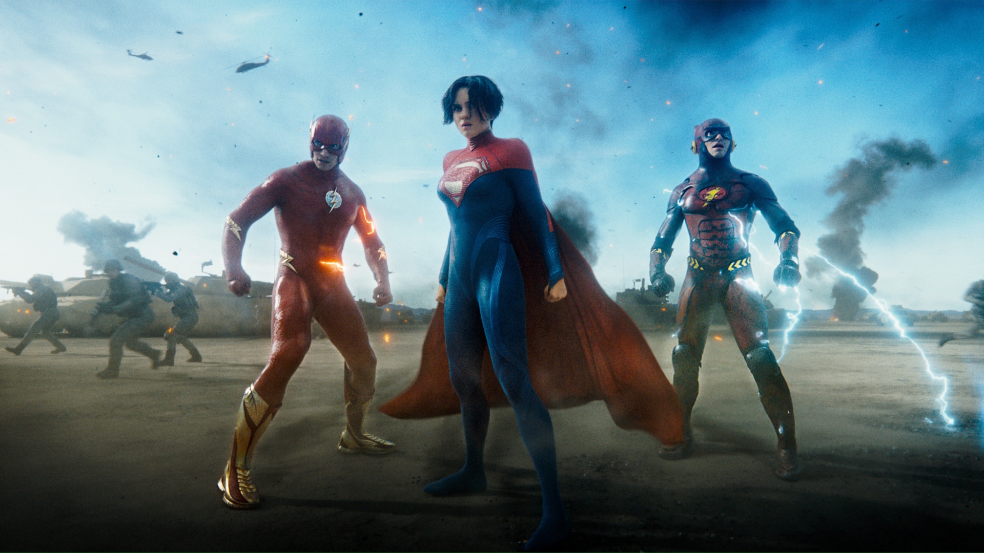 Supergirl com as duas versões do Flash.