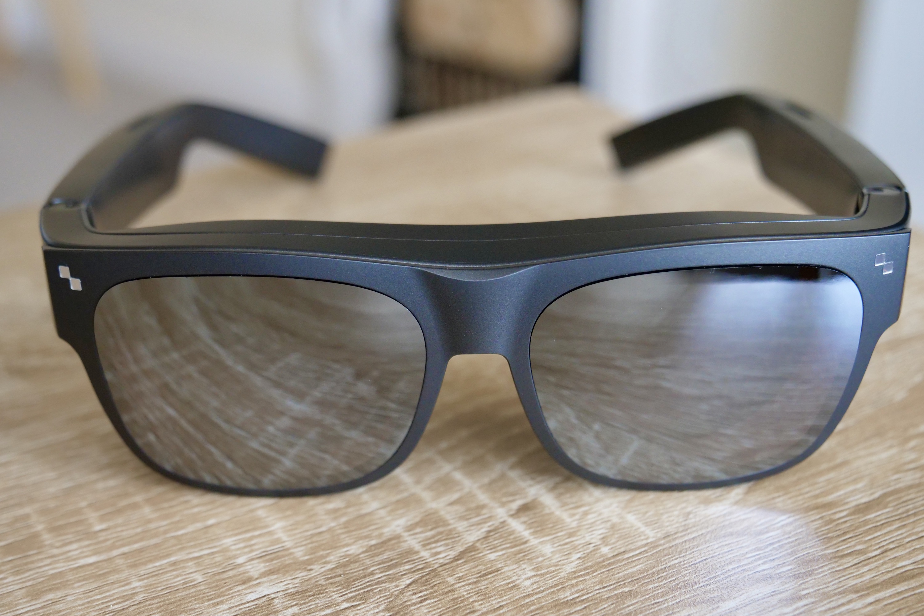 The front of the TCL NXTWEAR S, with the sunglasses accessory attached.