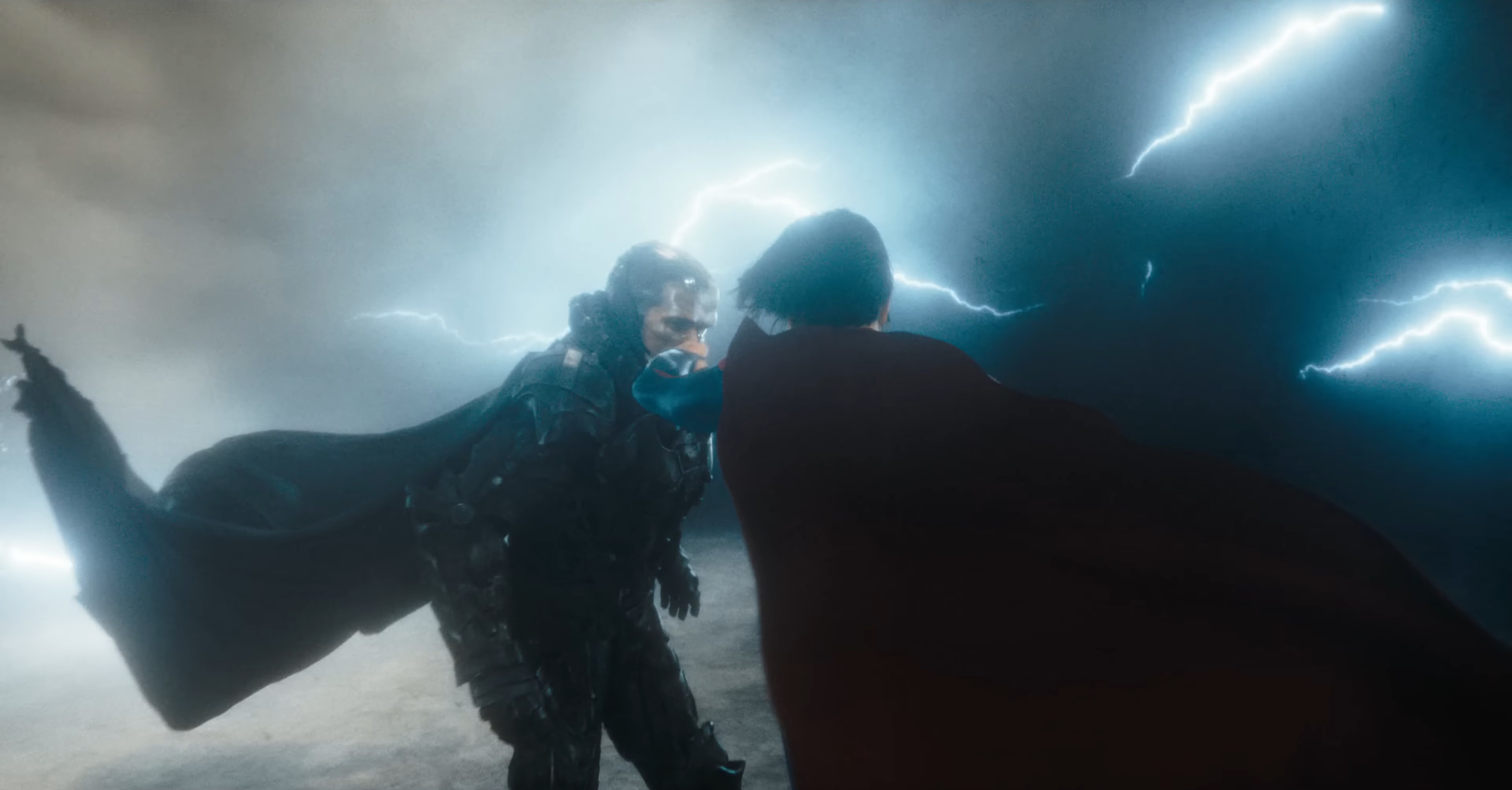 Supergirl socando Zod em "The Flash".