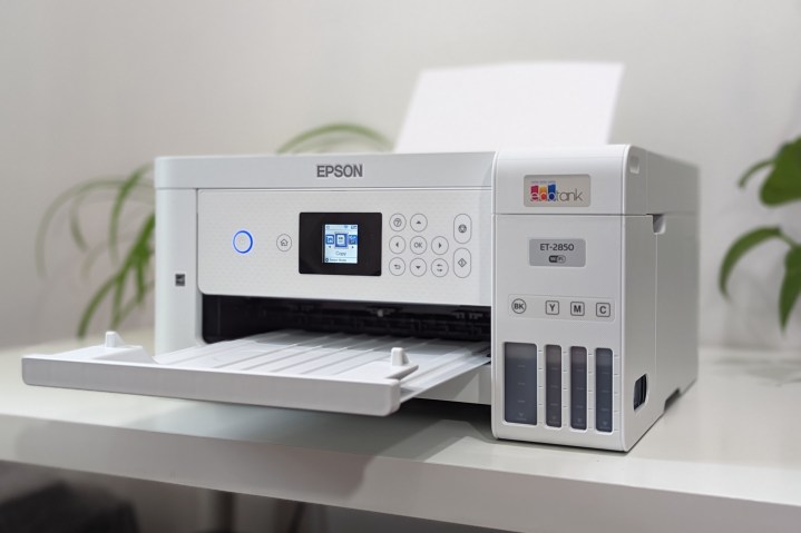 Epson EcoTank ET-2850 برای یک دستگاه همه کاره جذاب و کوچک است.