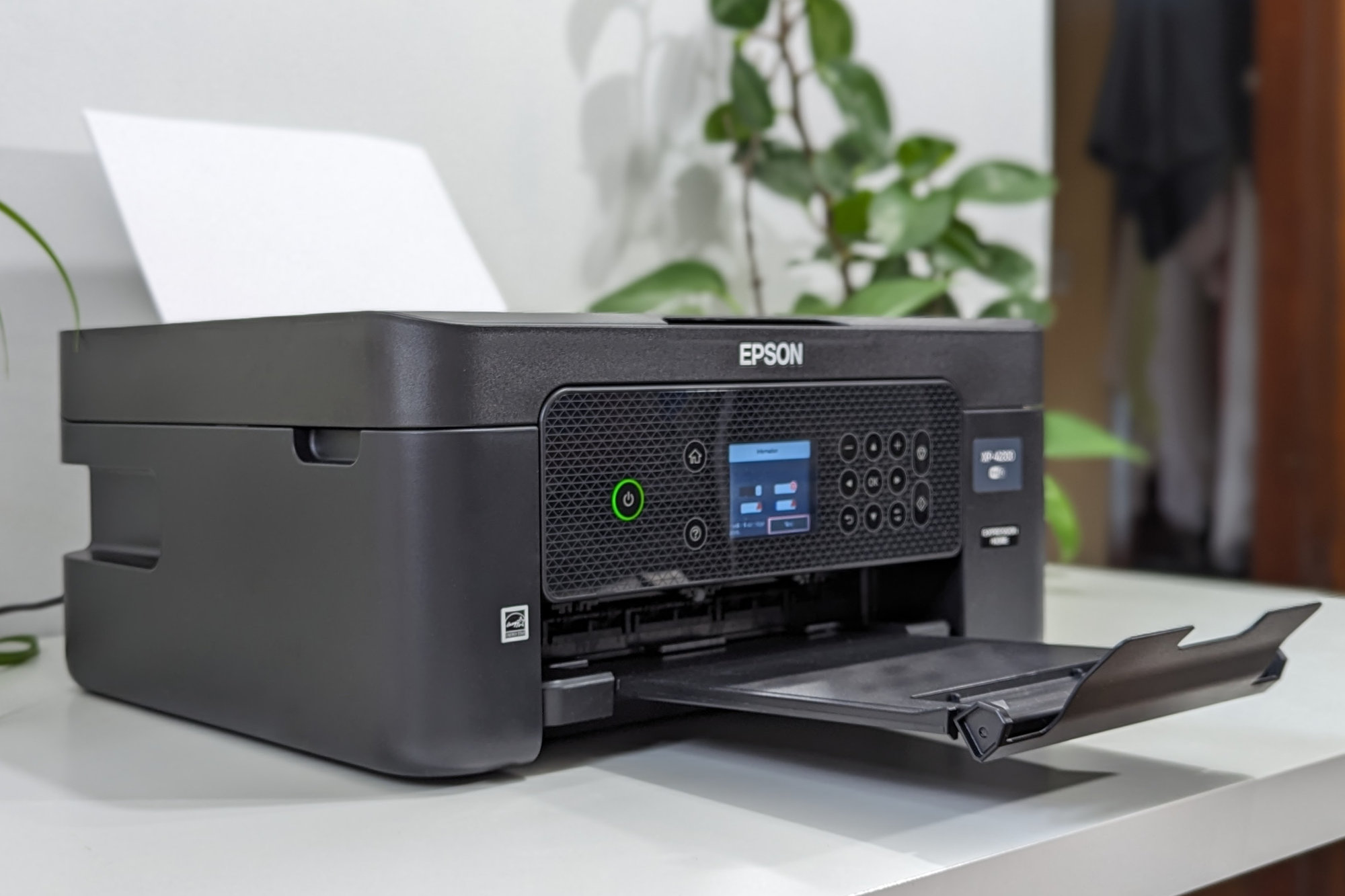 Epson Expression Home XP-4200 یک دستگاه همه کاره جذاب و جمع و جور است.