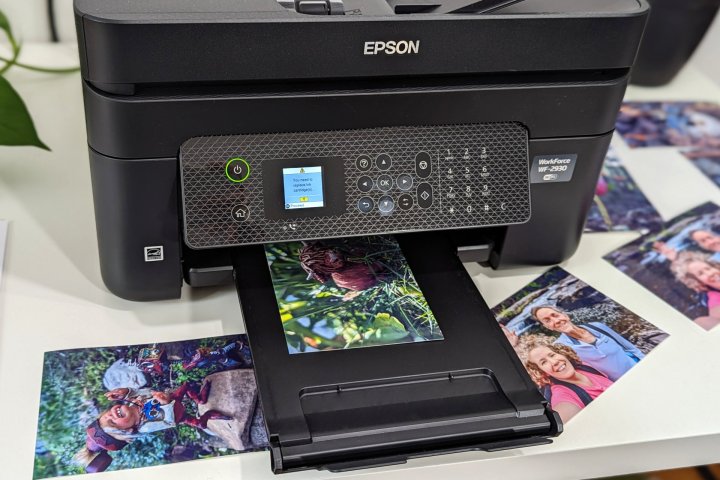 Epson WorkForce WF-2930 che produce stampe fotografiche.