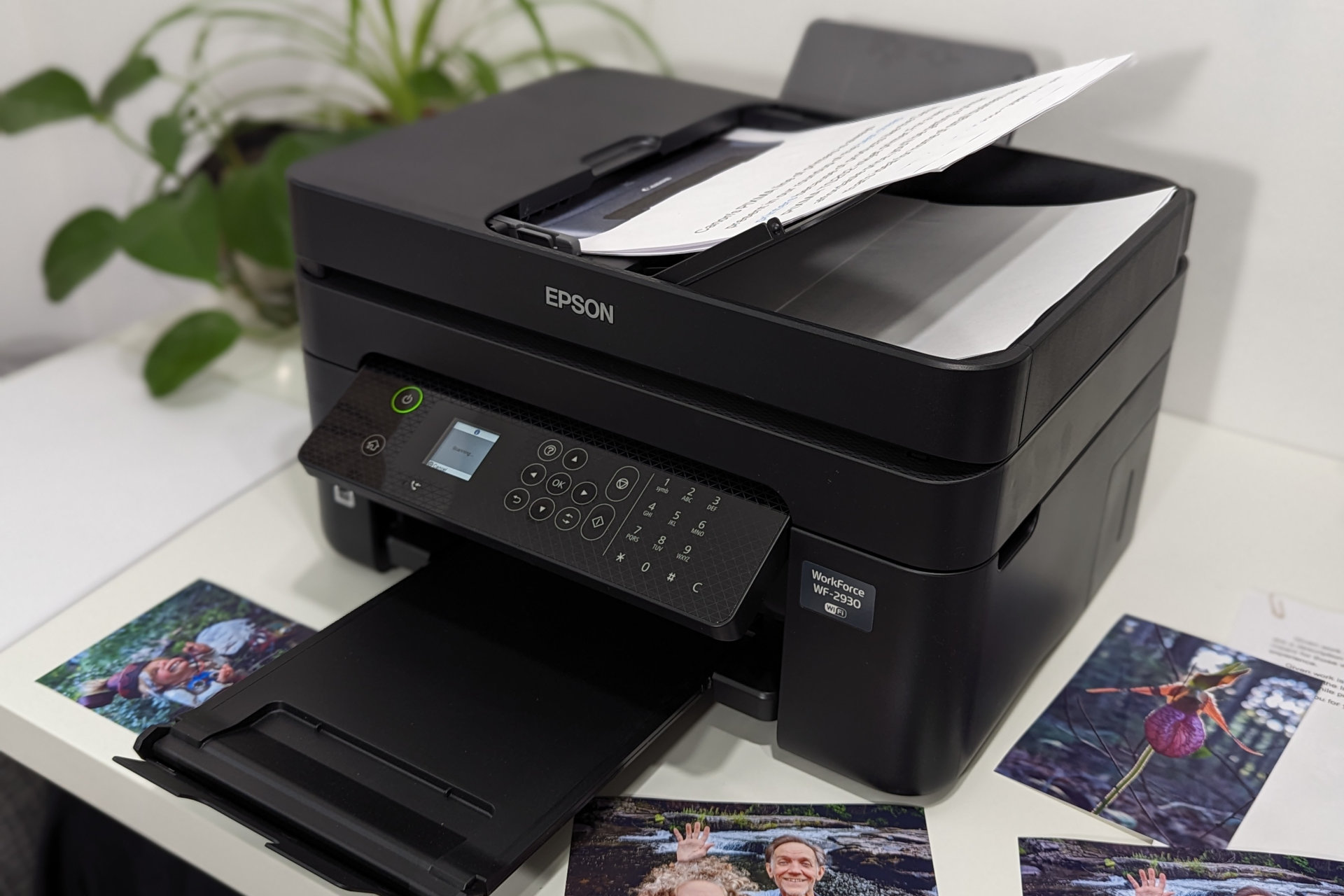 O scanner automático de documentos do Epson WorkForce WF-2930 está carregado.