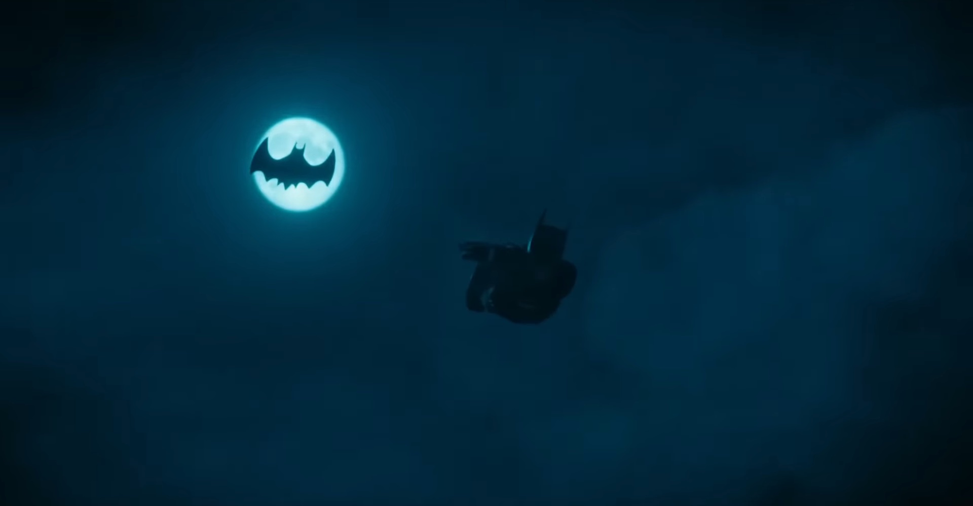 Batman saltando de pára-quedas com o Batplane voando na frente da lua em "The Flash".