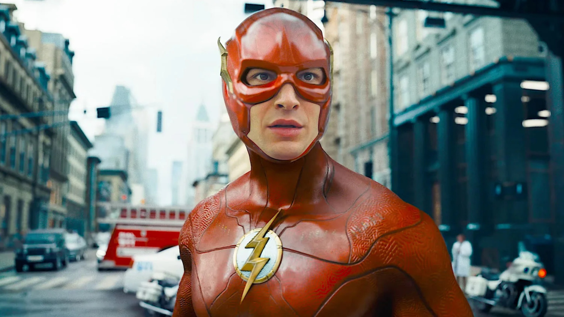 بری آلن در کت و شلوار فلش به دوردست ها در The Flash نگاه می کند.