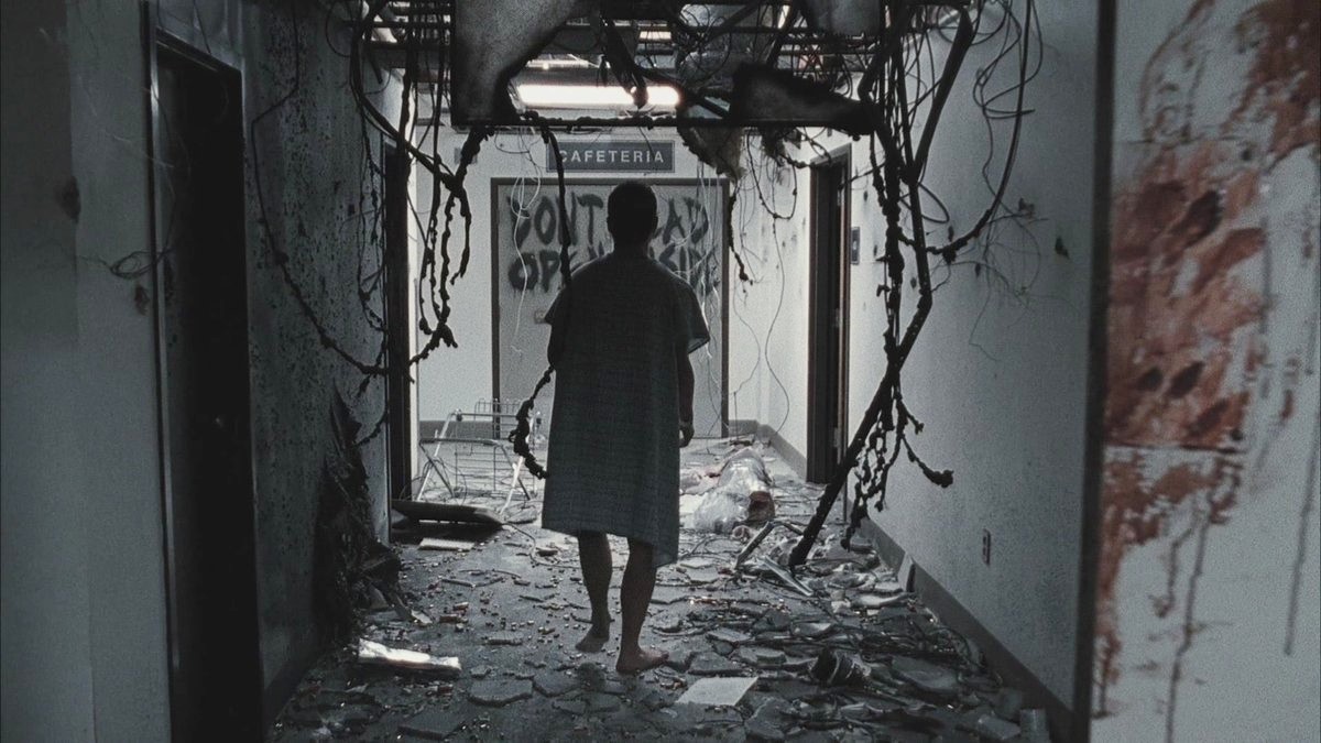 Um homem caminha por um corredor de hospital em The Walking Dead.