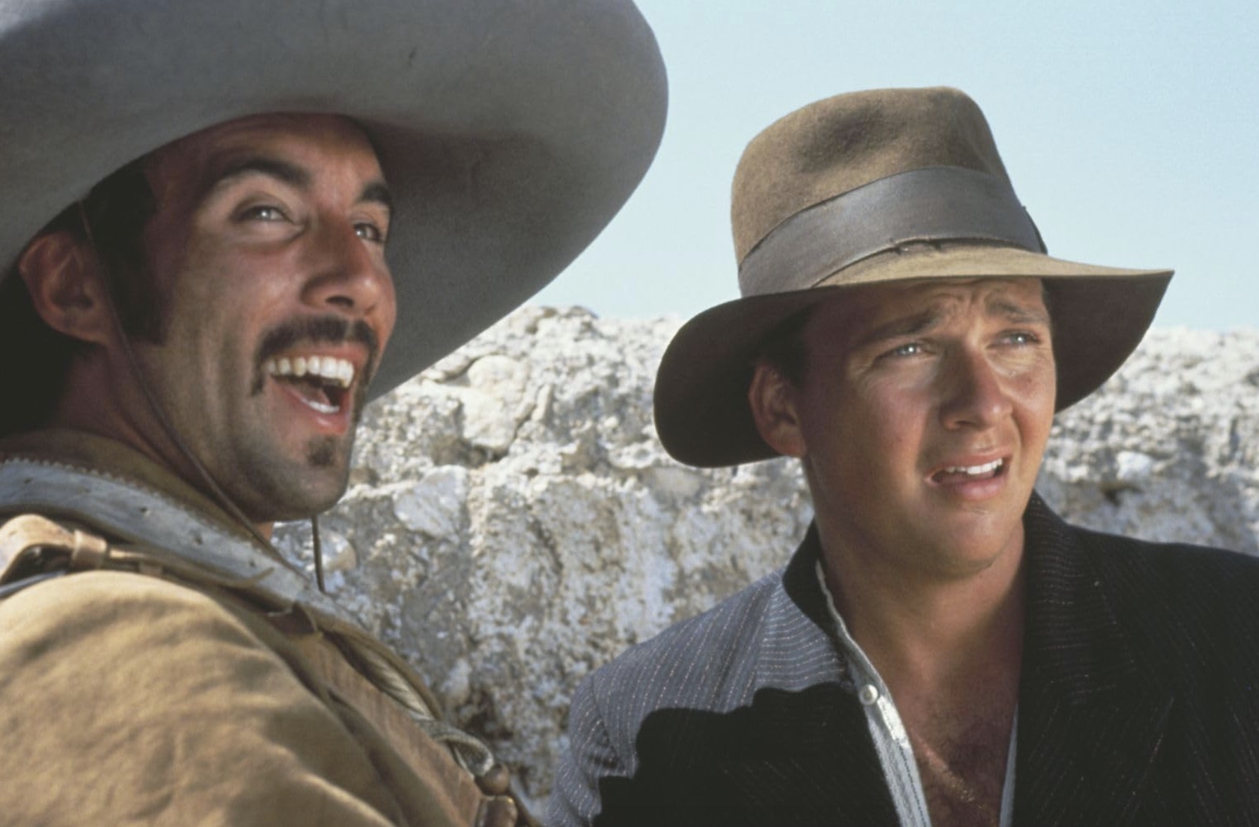 Indiana Jones e um amigo ficam um ao lado do outro e se encaram.