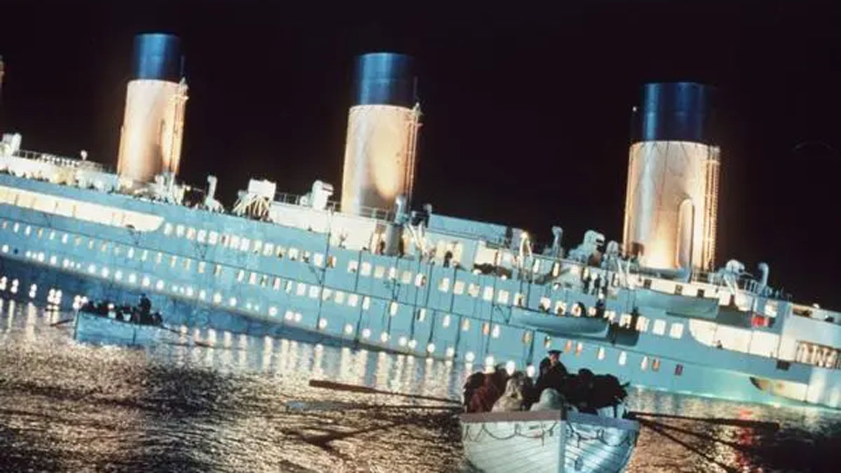O Titanic afunda em uma cena do Titanic de James Cameron.