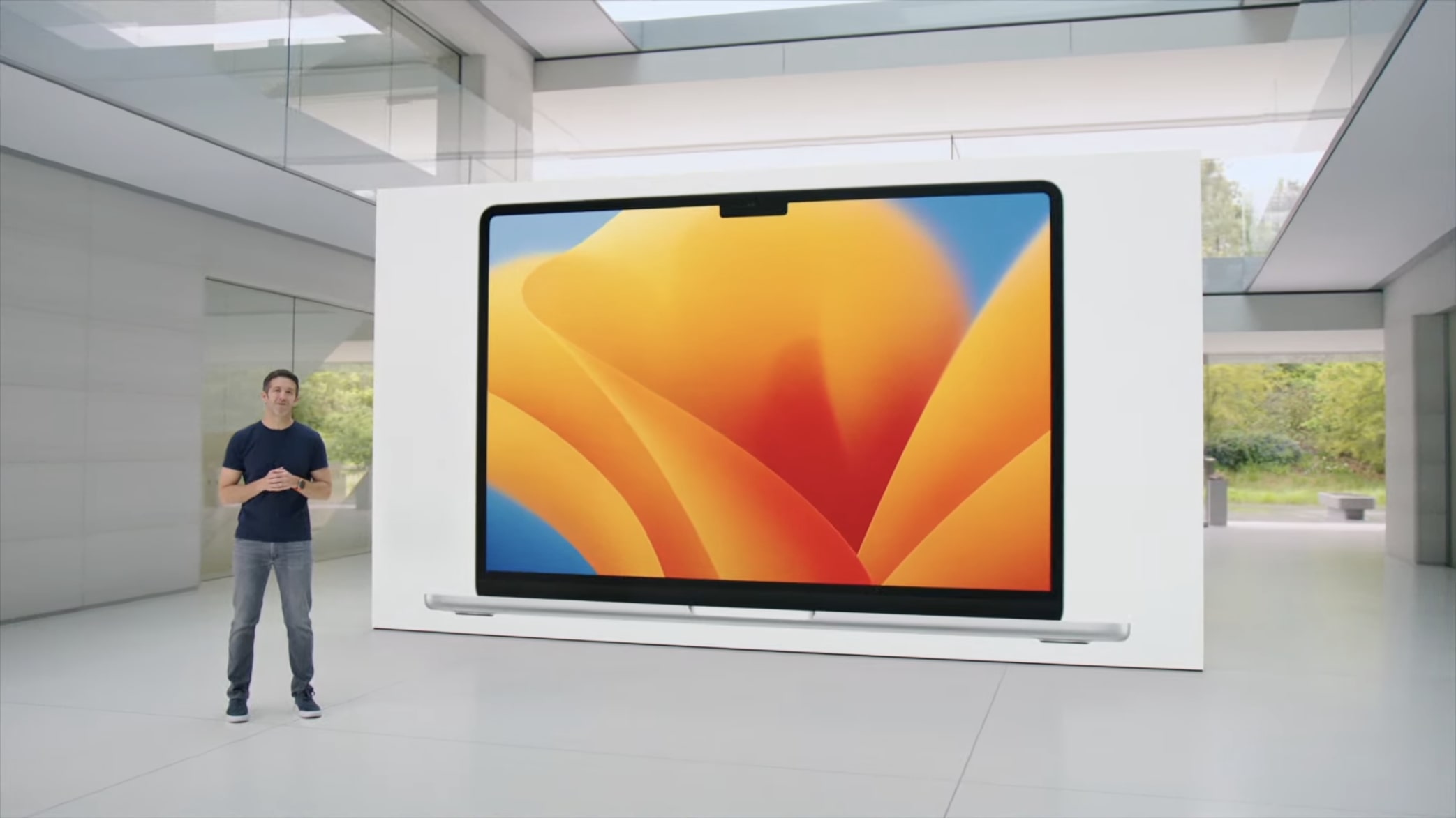 John Ternus de Apple junto a una imagen del MacBook Air de 15 pulgadas en la Conferencia Mundial de Desarrolladores de Apple (WWDC) en junio de 2023.