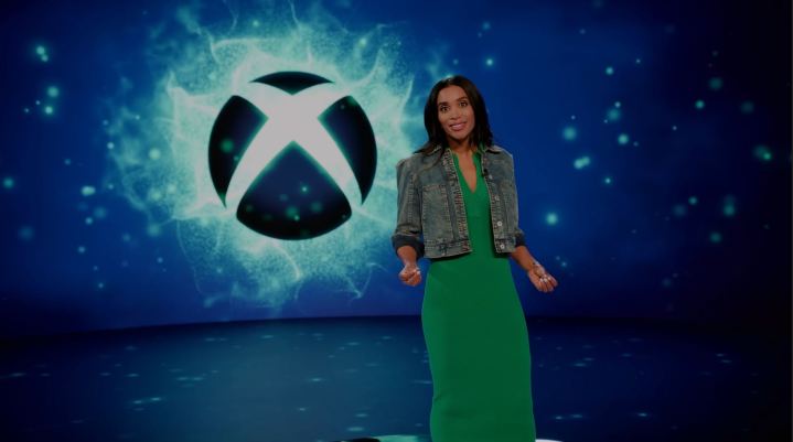 Sarah Bond fica perto de um logotipo do Xbox durante o Xbox Games Showcase.