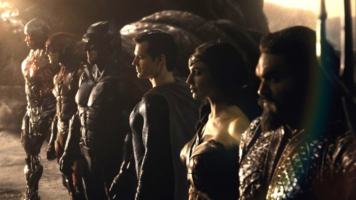 Cyborg, Flash, Batman, Superman, Mulher Maravilha e Aquaman alinhados em ZSJL.
