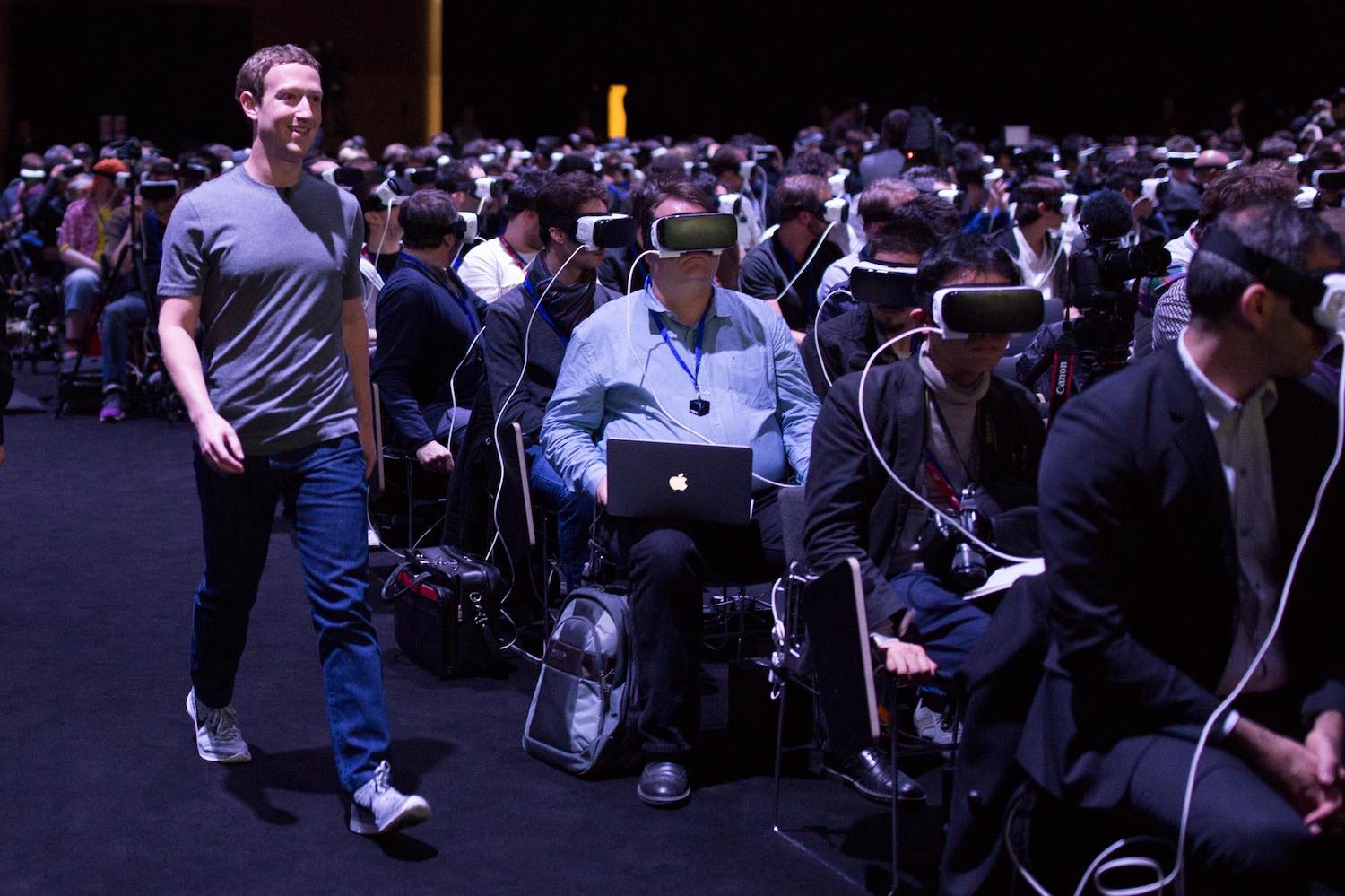 CEO do Facebook, Mark Zuckerberg, no MWC 2016, com o headset Gear VR.