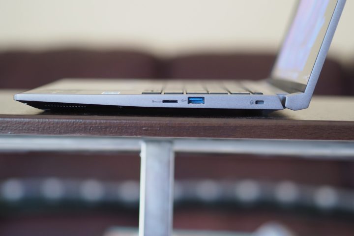 نمای جانبی Acer Swift X 14 که پورت ها و صفحه نمایش را نشان می دهد.
